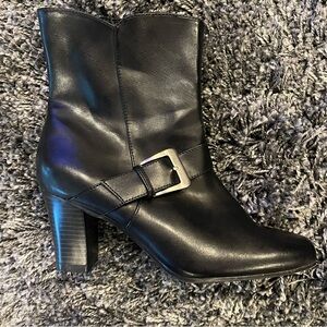 🌷PREDICTIONS BLACK HEELED BOOT WITH SILVER BUCKLE SIZE 7.5🌷